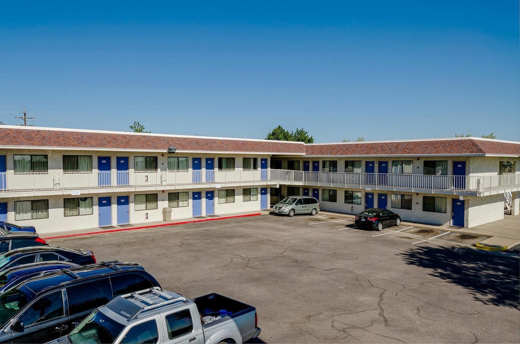 Park Inn By Radisson, Thornton Exterior photo